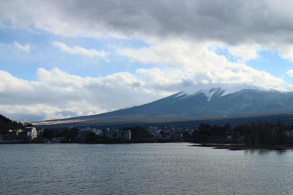 Mount Fuji from Lake Kawaguchi 20170206.jpg